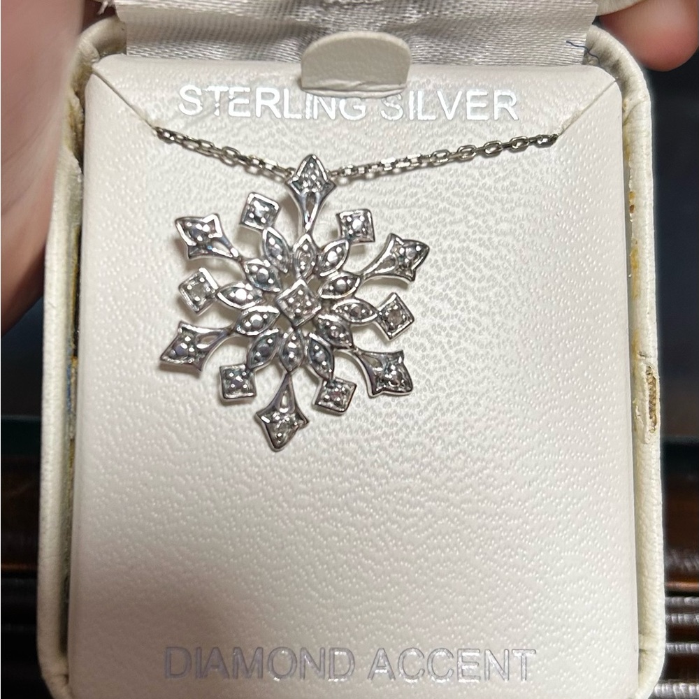 Snowflake pendant necklace